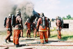 Trupps vor dem befeuerten Übungsgebäude