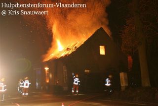 Flammen aus dem Dach